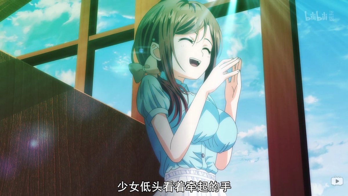 少女低头看着牵起的手