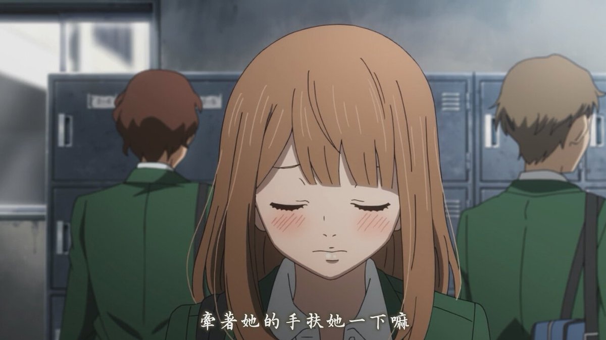 牵着她的手扶她一下嘛